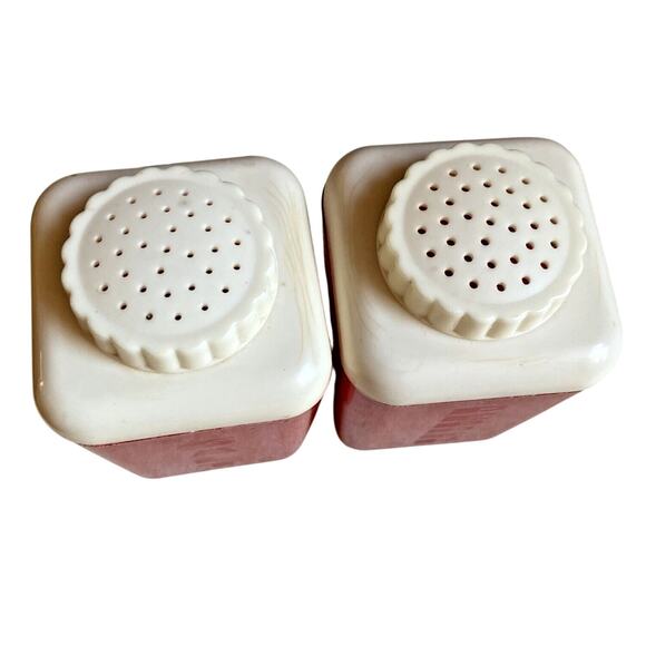 Vintage 1940's Red & White Plastic Salt & Pepper Shakers LUSTRO WARE Kitchen Set - Picture 2 of 9